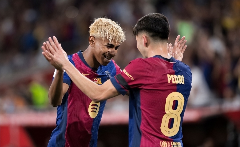 拜仁慕尼黑莱万多夫斯基帽子戏法