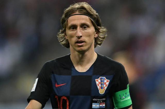 欧文突破防守创造杀伤，制造罚球